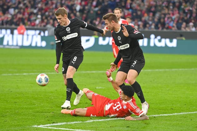 Luis DIAZ Bayern Muenchen , action,duel against Hauke WAHL St Pauli ,li Eric SMITH St Pauli ,penalty area scene Soccer 1 Bundesliga season 2025 2026, Matchday 12, Matchday 12 FC Bayern Muenchen FC St Pauli 3 1 on 29 11 2025 , A L L I A N Z A R E N A