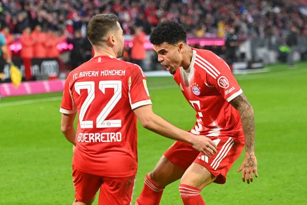 Goal celebration Luis DIAZ Bayern Muenchen with Raphael GUERREIRO Bayern Muenchen, left, jubilation, joy, enthusiasm, action Football 1 Bundesliga Season 2025 2026, Matchday 12, Matchday 12 FC Bayern Muenchen FC St Pauli 3 1 on 29 11 2025 , A L L I A N Z A R E N A