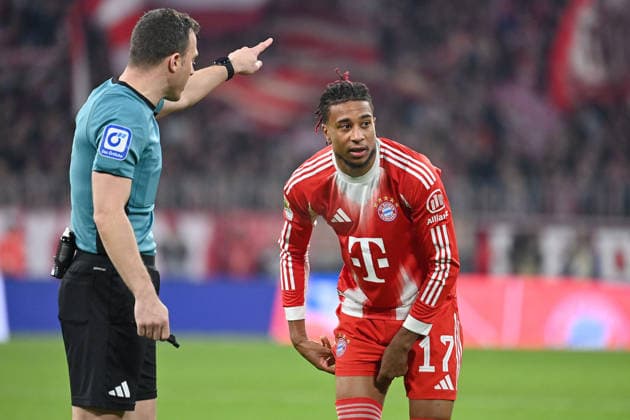Referee Felix ZWAYER admonishes Michael OLISE Bayern Muenchen Football 1 Bundesliga Season 2025 2026, 12 Matchday, Matchday12 FC Bayern Muenchen FC St Pauli 3 1 on 29 11 2025 , A L L I A N Z A R E N A