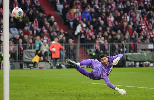 29 11 2025,1 Bundesliga, FC Bayern Muenchen vs St Pauli, Allianz Arena Muenchen, Soccer, Sports, in picture Ball lands at the post Nikola Vasilj St Pauli flies