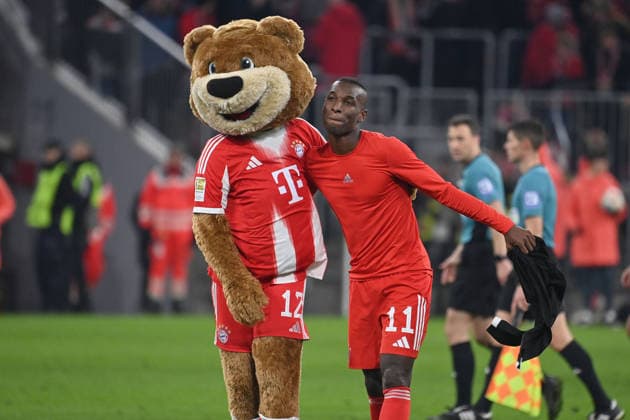 Final cheer mascot Berni with Nicolas JACKSON Bayern Muenchen , Cheers,Joy,Enthusiasm, Football 1 Bundesliga Season 2025 2026, 12 Matchday, Matchday12 FC Bayern Muenchen FC St Pauli 3 1 on 29 11 2025 , A L L I A N Z A R E N A