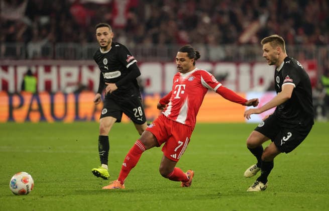 29 11 2025,1 Bundesliga, FC Bayern Muenchen vs St Pauli, Allianz Arena Muenchen, Soccer, Sports, in the picture Mathias Pereira Lage St Pauli , Serge Gnabry FC Bayern Muenchen and Karol Mets St Pauli
