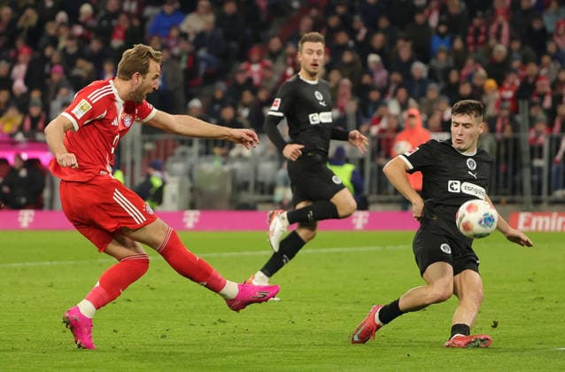 29 11 2025,1 Bundesliga, FC Bayern Muenchen vs St Pauli, Allianz Arena Muenchen, Soccer, Sports, in picture Harry Kane FC Bayern Muenchen blocked by Arkadiusz Pyrka St Pauli