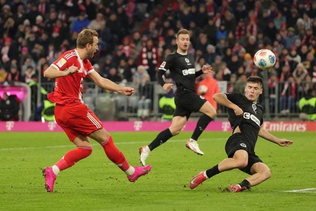 29 11 2025,1 Bundesliga, FC Bayern Muenchen vs St Pauli, Allianz Arena Muenchen, Soccer, Sports, in picture Harry Kane FC Bayern Muenchen blocked by Arkadiusz Pyrka St Pauli