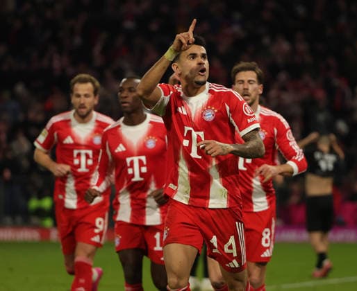 29 11 2025,1 Bundesliga, FC Bayern Muenchen vs St Pauli, Allianz Arena Muenchen, Soccer, Sports, in the picture Harry Kane FC Bayern Muenchen ,Nicolas Jackson FC Bayern Muenchen , Luis Diaz FC Bayern Muenchen and Leon Goretzka FC Bayern Muenchen cheer to 2 1