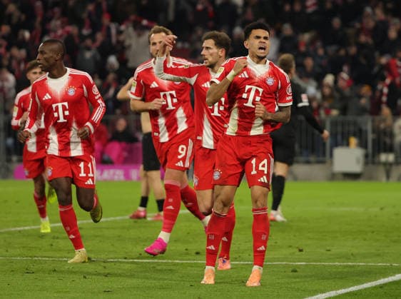 29 11 2025,1 Bundesliga, FC Bayern Muenchen vs St Pauli, Allianz Arena Muenchen, Soccer, Sports, in picture 2 1 Cheering with Nicolas Jackson FC Bayern Muenchen , Leon Goretzka FC Bayern Muenchen , Harry Kane FC Bayern Muenchen and Luis Diaz FC Bayern Muenchen