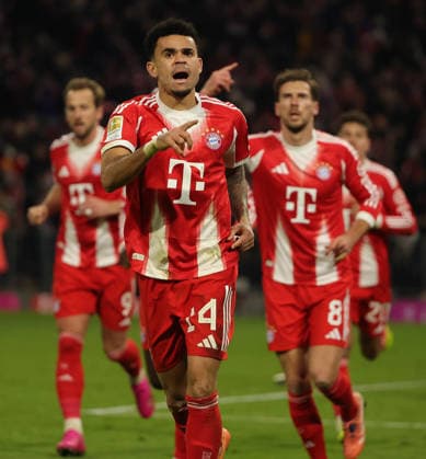 29 11 2025,1 Bundesliga, FC Bayern Muenchen vs St Pauli, Allianz Arena Muenchen, Soccer, Sports, in picture 2 1 Cheering with Leon Goretzka FC Bayern Muenchen , Harry Kane FC Bayern Muenchen and Luis Diaz FC Bayern Muenchen