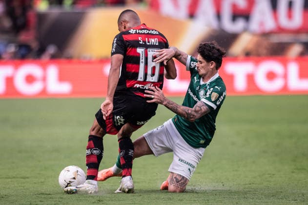 Palmeiras v Flamengo: Final Copa CONMEBOL Libertadores 2025 LIMA,PERU - NOVEMBER 29: Samuel Lino of Flamengo fights for the ball with Khellven of Palmeiras during the Final Copa CONMEBOL Libertadores 2025 match between Palmeiras and Flamengo at Monumental U Stadium on November 29, 2025, in Lima,Peru. (Photo by Guilherme Veiga PxImages) Sao Paulo Monumental U Stadium Lima Peru Copyright: xGuilhermexVeigax