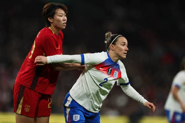 International Friendly, Länderspiel, Nationalmannschaft - England and China LONDON, ENGLAND - NOVEMBER 29: Lucy Bronze of England and Ziqin Shao of China during the International Friendly between England and China at Wembley Stadium on November 29, 2025 in London, England London England Copyright: xNinaxFarooqix