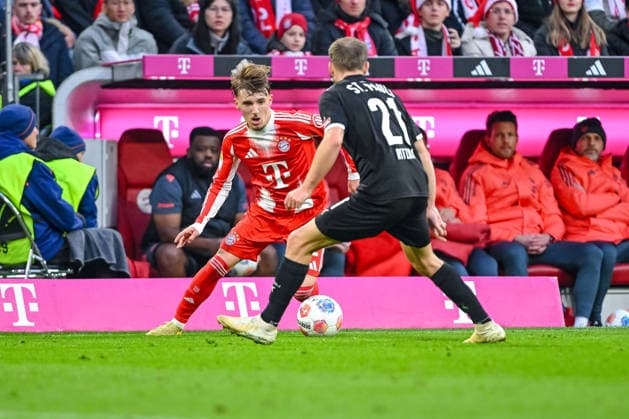 Lennart Karl Bayern München und Lars Ritzka FC St Pauli im Zweikampf waehrend des spiels der Bundesliga zwischen FC Bayern München und FC St Pauli, Allianz Arena am 29 November 2025 in München, Germany Photo by Harry Langer DeFodi Images Lennart Karl Bayern München und Lars Ritzka FC St Pauli battle for the ball during the Bundesliga match between FC Bayern München and FC St Pauli at Allianz Arena on November 29, 2025 in München, Germany Photo by Harry Langer DeFodi Images DFL regulations prohibit any use of photographs as image sequences and or quasi video Photo by Harry Langer DeFodi Images DFL regulations prohibit any use of photographs as image sequences and or quasi video