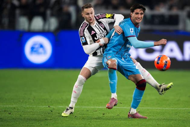 Juventus FC v Cagliari Calcio - Serie A Gennaro Borrelli of Cagliari Calcio competes for the ball with Teun Koopmeiners of Juventus FC during the Serie A football match between Juventus FC and Cagliari Calcio. Turin Italy Copyright: xNicolòxCampox