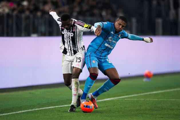 Juventus FC v Cagliari Calcio - Serie A Pierre Kalulu of Juventus FC competes for the ball with Michael Folorunsho of Cagliari Calcio during the Serie A football match between Juventus FC and Cagliari Calcio. Turin Italy Copyright: xNicolòxCampox