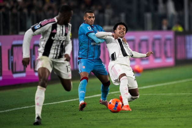 Juventus FC v Cagliari Calcio - Serie A Weston McKennie of Juventus FC competes for the ball with Riyad Idrissi of Cagliari Calcio during the Serie A football match between Juventus FC and Cagliari Calcio. Turin Italy Copyright: xNicolòxCampox
