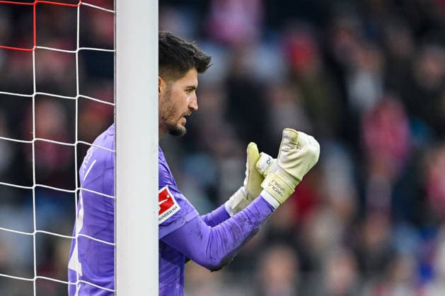 Goalkeeper Nikola Vasilj FC St Pauli gestures, gestures during the Bundesliga match between FC Bayern München and FC St Pauli, Allianz Arena on November 29, 2025 in Munich, Germany Photo by Harry Langer DeFodi Images Goalkeeper Nikola Vasilj FC St Pauli gestures during the Bundesliga match between FC Bayern München and FC St Pauli at Allianz Arena on November 29, 2025 in München, Germany Photo by Harry Langer DeFodi Images DFL regulations prohibit any use of photographs as image sequences and or quasi video Photo by Harry Langer DeFodi Images DFL regulations prohibit any use of photographs as image sequences and or quasi video