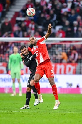 Danel Sinani FC St Pauli und Jonathan Tah Bayern München im Zweikampf waehrend des spiels der Bundesliga zwischen FC Bayern München und FC St Pauli, Allianz Arena am 29 November 2025 in München, Germany Photo by Harry Langer DeFodi Images Danel Sinani FC St Pauli und Jonathan Tah Bayern München battle for the ball during the Bundesliga match between FC Bayern München and FC St Pauli at Allianz Arena on November 29, 2025 in München, Germany Photo by Harry Langer DeFodi Images DFL regulations prohibit any use of photographs as image sequences and or quasi video Photo by Harry Langer DeFodi Images DFL regulations prohibit any use of photographs as image sequences and or quasi video