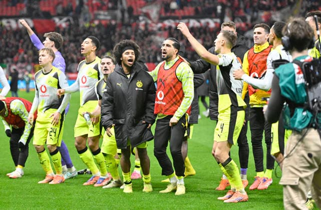 Closing cheer DO, f l Daniel Svensson Borussia Dortmund , Jobe Bellingham Borussia Dortmund , Marcel Sabitzer Borussia Dortmund ,Karim Adeyemi Borussia Dortmund , Emre Can Borussia Dortmund , Nico Schlotterbeck Borussia Dortmund , Football 1 Bundesliga,12 Matchday, Bayer 04 Leverkusen Borussia Dortmund 1 2, on 29 11 2025 in Leverkusen Germany DFL regulations prohibit any use of photographs as image sequences and or quasi video Â