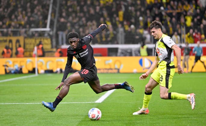v l Ernest Poku Bayer Leverkusen , Aaron Anselmino Borussia Dortmund action, duel, Football 1 Bundesliga,12 Matchday, Bayer 04 Leverkusen Borussia Dortmund 1 2, on 29 11 2025 in Leverkusen Germany DFL regulations prohibit any use of photographs as image sequences and or quasi video Â