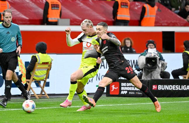 v l Julian Ryerson Borussia Dortmund , Ãlex Grimaldo Alex Bayer Leverkusen action, duel, Football 1 Bundesliga,12 Matchday, Bayer 04 Leverkusen Borussia Dortmund 1 2, on 29 11 2025 in Leverkusen Germany DFL regulations prohibit any use of photographs as image sequences and or quasi video Â