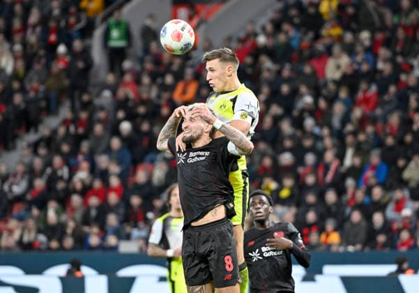 v l Robert Andrich Bayer Leverkusen , Nico Schlotterbeck Borussia Dortmund Action, duel, Soccer 1 Bundesliga,12 Matchday, Bayer 04 Leverkusen Borussia Dortmund 1 2, on 29 11 2025 in Leverkusen Germany DFL regulations prohibit any use of photographs as image sequences and or quasi video Â