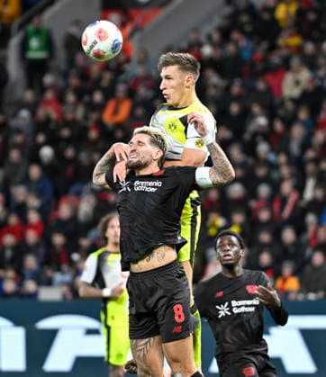 v l Robert Andrich Bayer Leverkusen , Nico Schlotterbeck Borussia Dortmund Action, duel, Soccer 1 Bundesliga,12 Matchday, Bayer 04 Leverkusen Borussia Dortmund 1 2, on 29 11 2025 in Leverkusen Germany DFL regulations prohibit any use of photographs as image sequences and or quasi video Â