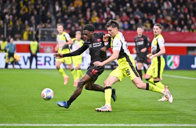 v l Ernest Poku Bayer Leverkusen , Aaron Anselmino Borussia Dortmund action, duel, Football 1 Bundesliga,12 Matchday, Bayer 04 Leverkusen Borussia Dortmund 1 2, on 29 11 2025 in Leverkusen Germany DFL regulations prohibit any use of photographs as image sequences and or quasi video Â