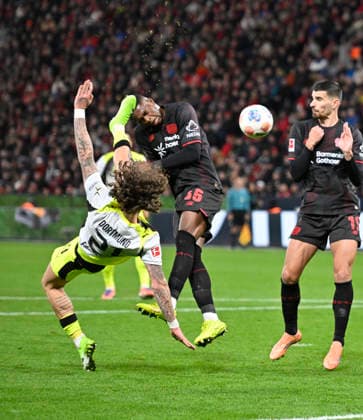 v l Fabio Silva Borussia Dortmund , Christian Kofane Bayer Leverkusen , Martin Terrier Bayer Leverkusen , Fallrueckzieher, Aktion, Zweikampf, Fussball 1 Bundesliga,12 Spieltag, Bayer 04 Leverkusen Borussia Dortmund 1 2, am 29 11 2025 in Leverkusen Germany DFL regulations prohibit any use of photographs as image sequences and or quasi video Â
