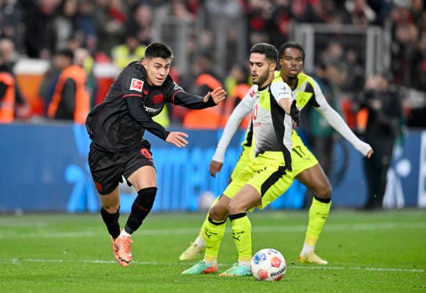 v l Claudio Echeverri Bayer Leverkusen , Yan Couto Borussia Dortmund action, duel, Soccer 1 Bundesliga,12 Matchday, Bayer 04 Leverkusen Borussia Dortmund 1 2, on 29 11 2025 in Leverkusen Germany DFL regulations prohibit any use of photographs as image sequences and or quasi video Â