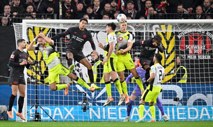 v l Martin Terrier Bayer Leverkusen , Waldemar Anton Borussia Dortmund , Jarell Quansah Bayer Leverkusen , Aaron Anselmino Borussia Dortmund , Nico Schlotterbeck Borussia Dortmund , Nathan Tella Bayer Leverkusen , penalty area scene, action, duel, Soccer 1 Bundesliga,12 Matchday, Bayer 04 Leverkusen Borussia Dortmund 1 2, on 29 11 2025 in Leverkusen Germany DFL regulations prohibit any use of photographs as image sequences and or quasi video Â