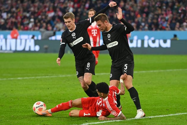 Luis DIAZ Bayern Muenchen gives the assist for the 1 1 from Raphael GUERREIRO Bayern Muenchen lying down, action,duel against Hauke WAHL St Pauli re and Eric SMITH St Pauli Football 1 Bundesliga Season 2025 2026, Matchday 12, Matchday12 FC Bayern Muenchen FC St Pauli 3 1 on 29 11 2025 , A L L I A N Z A R E N A