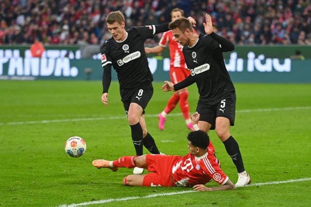 Luis DIAZ Bayern Muenchen gives the assist for the 1 1 from Raphael GUERREIRO Bayern Muenchen lying down, action,duel against Hauke WAHL St Pauli re and Eric SMITH St Pauli Football 1 Bundesliga Season 2025 2026, Matchday 12, Matchday12 FC Bayern Muenchen FC St Pauli 3 1 on 29 11 2025 , A L L I A N Z A R E N A