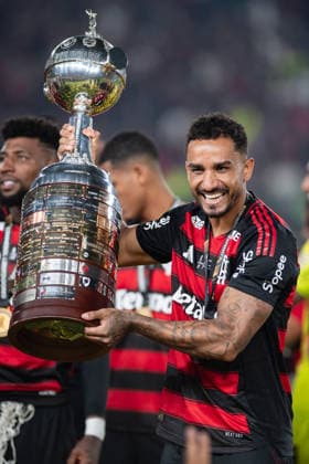 LIMA, PERU - NOVEMBER 29: Danilo of Flamengo celebrates after winning the Copa CONMEBOL Libertadores Final between Palmeiras and Flamengo at Monumental U Stadium, Lima, Peru.(Riquelve Nata Sports Press Photo) Copyright: xRiquelvexNata SPPx Sportspressphoto_SPR67560