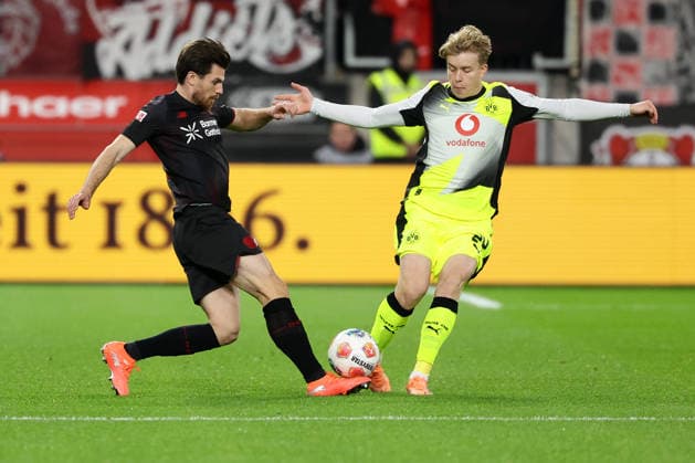Leverkusen, BayArena, 29 11 25, GER, Men, 1 Bundesliga, Season 2025 2026, Bayer 04 Leverkusen Borussia Dortmund, Jonas Hofmann Bayer 04 Leverkusen and Daniel Svensson Borussia Dortmund in a duel, DFB DFL REGULATIONS PROHIBIT ANY USE OF PHOTOGRAPHS AS IMAGE SEQUENCES AND OR QUASI VIDEO Copyright: JoachimxBywaletz xJB-Sportfoto
