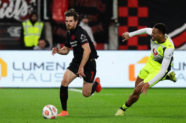 Leverkusen, BayArena, 29 11 25, GER, Men, 1 Bundesliga, Season 2025 2026, Bayer 04 Leverkusen Borussia Dortmund, Jonas Hofmann Bayer 04 Leverkusen and Felix Nmecha Borussia Dortmund in a duel, DFB DFL REGULATIONS PROHIBIT ANY USE OF PHOTOGRAPHS AS IMAGE SEQUENCES AND OR QUASI VIDEO Copyright: JoachimxBywaletz xJB-Sportfoto