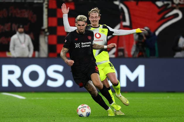Leverkusen, BayArena, 29 11 25, GER, Men, 1 Bundesliga, Season 2025 2026, Bayer 04 Leverkusen Borussia Dortmund, Robert Andrich Bayer 04 Leverkusen and Julian Brandt Borussia Dortmund in a duel, DFB DFL REGULATIONS PROHIBIT ANY USE OF PHOTOGRAPHS AS IMAGE SEQUENCES AND OR QUASI VIDEO Copyright: JoachimxBywaletz xJB-Sportfoto