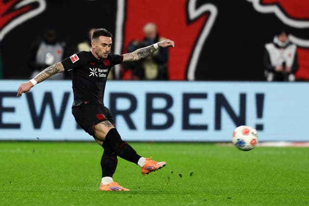 Leverkusen, BayArena, 29 11 25, GER, Men, 1 Bundesliga, Season 2025 2026, Bayer 04 Leverkusen Borussia Dortmund, Aleix Garcia Bayer 04 Leverkusen in action, on the ball, DFB DFL REGULATIONS PROHIBIT ANY USE OF PHOTOGRAPHS AS IMAGE SEQUENCES AND OR QUASI VIDEO Copyright: JoachimxBywaletz xJB-Sportfoto