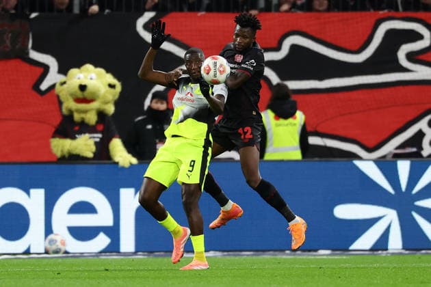 Leverkusen, BayArena, 29 11 25, GER, Men, 1 Bundesliga, Season 2025 2026, Bayer 04 Leverkusen Borussia Dortmund, Serhou Guirassy Borussia Dortmund and Edmond Tapsoba Bayer 04 Leverkusen in a duel, DFB DFL REGULATIONS PROHIBIT ANY USE OF PHOTOGRAPHS AS IMAGE SEQUENCES AND OR QUASI VIDEO Copyright: JoachimxBywaletz xJB-Sportfoto
