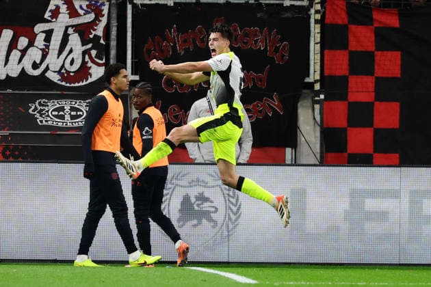 Leverkusen, BayArena, 29.11.25, GER, Herren, 1. Bundesliga, Saison 2025 - 2026, Bayer 04 Leverkusen - Borussia Dortmund, Aaron Anselmino (Borussia Dortmund) jubelt nach seinem Tor zum 1:0 DFB DFL REGULATIONS PROHIBIT ANY USE OF PHOTOGRAPHS AS IMAGE SEQUENCES AND OR QUASI-VIDEO. *** Leverkusen, BayArena, 29 11 25, GER, Men, 1 Bundesliga, Season 2025 2026, Bayer 04 Leverkusen Borussia Dortmund, Aaron Anselmino Borussia Dortmund cheers after his goal for 1 0 DFB DFL REGULATIONS PROHIBIT ANY USE OF PHOTOGRAPHS AS IMAGE SEQUENCES AND OR QUASI VIDEO Copyright: JoachimxBywaletz xJB-Sportfoto