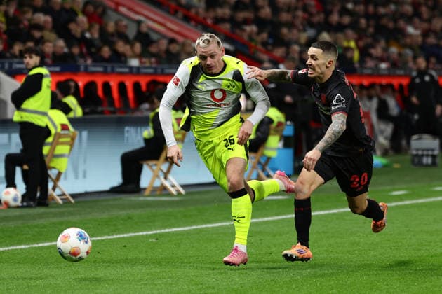 Leverkusen, BayArena, 29 11 25, GER, Men, 1 Bundesliga, Season 2025 2026, Bayer 04 Leverkusen Borussia Dortmund, Julian Ryerson Borussia Dortmund and Alejandro Grimaldo Bayer 04 Leverkusen in a duel, DFB DFL REGULATIONS PROHIBIT ANY USE OF PHOTOGRAPHS AS IMAGE SEQUENCES AND OR QUASI VIDEO Copyright: JoachimxBywaletz xJB-Sportfoto