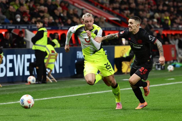 Leverkusen, BayArena, 29 11 25, GER, Men, 1 Bundesliga, Season 2025 2026, Bayer 04 Leverkusen Borussia Dortmund, Julian Ryerson Borussia Dortmund and Alejandro Grimaldo Bayer 04 Leverkusen in a duel, DFB DFL REGULATIONS PROHIBIT ANY USE OF PHOTOGRAPHS AS IMAGE SEQUENCES AND OR QUASI VIDEO Copyright: JoachimxBywaletz xJB-Sportfoto