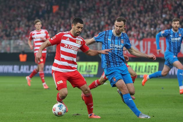 29 11 2025, xtgx, Football 1 Bundesliga, 1 FC Union Berlin 1 FC Heidenheim emspor, v l Rani Khedira Union Berlin, 8 , Benedikt Gimber Heidenheim, 5 duel, duel, fight, tackle DFL DFB REGULATIONS PROHIBIT ANY USE OF PHOTOGRAPHS as IMAGE SEQUENCES and or QUASI VIDEO Berlin