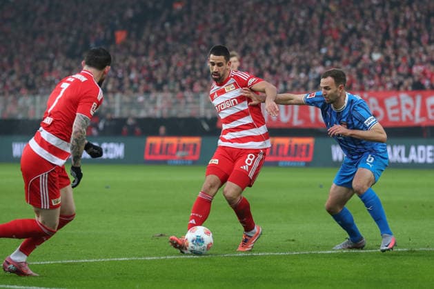 29 11 2025, xtgx, Football 1 Bundesliga, 1 FC Union Berlin 1 FC Heidenheim emspor, v l Rani Khedira Union Berlin, 8 , Benedikt Gimber Heidenheim, 5 duel, duel, fight, tackle DFL DFB REGULATIONS PROHIBIT ANY USE OF PHOTOGRAPHS as IMAGE SEQUENCES and or QUASI VIDEO Berlin
