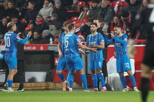29 11 2025, xtgx, Football 1 Bundesliga, 1 FC Union Berlin 1 FC Heidenheim emspor, v l Jan Schoeppner Schöppner, Heidenheim, 3 , Stefan Schimmer Heidenheim, 9 , Arijon Ibrahimovic Heidenheim, 22 Substitution, change DFL DFB REGULATIONS PROHIBIT ANY USE OF PHOTOGRAPHS as IMAGE SEQUENCES and or QUASI VIDEO Berlin
