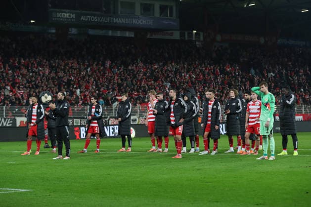 29 11 2025, xtgx, Fussball 1 Bundesliga, 1 FC Union Berlin 1 FC Heidenheim emspor, v l Union Bedankt sich bei den Fans enttaeuscht, enttäuscht, schaut enttaeuscht, niedergeschlagen, disappointed DFL DFB REGULATIONS PROHIBIT ANY USE OF PHOTOGRAPHS as IMAGE SEQUENCES and or QUASI VIDEO Berlin