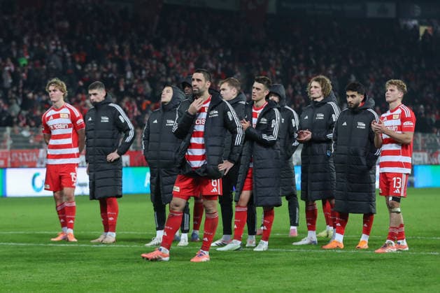 29 11 2025, xtgx, Fussball 1 Bundesliga, 1 FC Union Berlin 1 FC Heidenheim emspor, v l Union Bedankt sich bei den Fans enttaeuscht, enttäuscht, schaut enttaeuscht, niedergeschlagen, disappointed DFL DFB REGULATIONS PROHIBIT ANY USE OF PHOTOGRAPHS as IMAGE SEQUENCES and or QUASI VIDEO Berlin