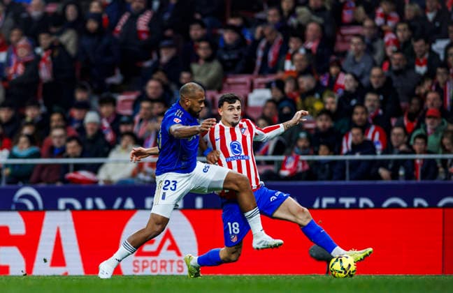 Atletico de Madrid vs Real Oviedo - LaLiga EA Sports - 29 11 2025 Salomon Rondon of Real Oviedo (L) battles for the ball with Marc Pubill of Atletico de Madrid during the LaLiga EA Sports match between Atletico de Madrid and Real Oviedo at Estadio Riyadh Air Metropolitano on November 29, 2025 in Madrid, Spain. Madrid Spain Copyright: xPabloxGarcia PGSxPhotoxAgencyx