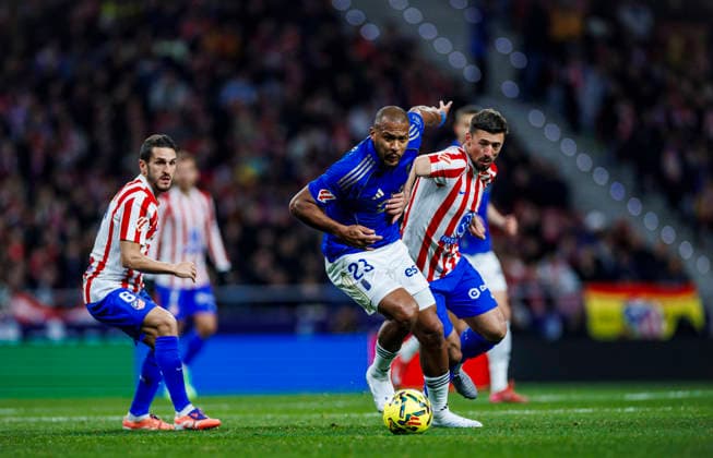 Atletico de Madrid vs Real Oviedo - LaLiga EA Sports - 29 11 2025 Salomon Rondon of Real Oviedo (L) battles for the ball with Clement Lenglet of Atletico de Madrid (R) during the LaLiga EA Sports match between Atletico de Madrid and Real Oviedo at Estadio Riyadh Air Metropolitano on November 29, 2025 in Madrid, Spain. Madrid Spain Copyright: xPabloxGarcia PGSxPhotoxAgencyx