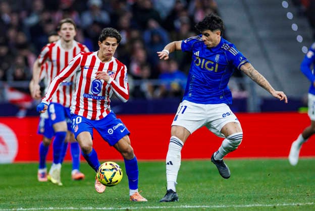 Atletico de Madrid vs Real Oviedo - LaLiga EA Sports - 29 11 2025 Giuliano Simeone of Atletico de Madrid (L) battles for the ball with Santiago Colombatto of Real Oviedo (R) during the LaLiga EA Sports match between Atletico de Madrid and Real Oviedo at Estadio Riyadh Air Metropolitano on November 29, 2025 in Madrid, Spain. Madrid Spain Copyright: xPabloxGarcia PGSxPhotoxAgencyx