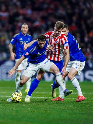 Atletico de Madrid vs Real Oviedo - LaLiga EA Sports - 29 11 2025 Federico Vinas of Real Oviedo battles for the ball with Alexander Sorloth of Atletico de Madrid (R) during the LaLiga EA Sports match between Atletico de Madrid and Real Oviedo at Estadio Riyadh Air Metropolitano on November 29, 2025 in Madrid, Spain. Madrid Spain Copyright: xPabloxGarcia PGSxPhotoxAgencyx