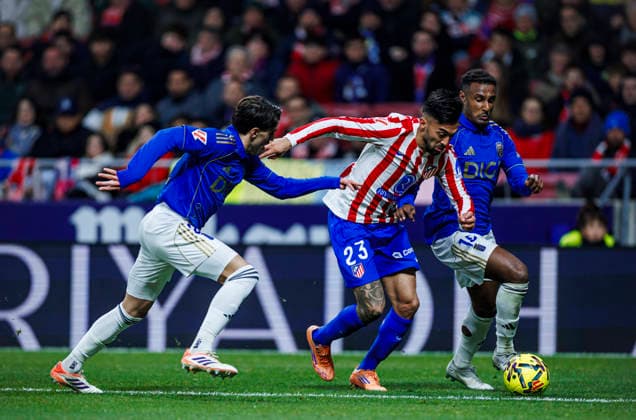 Atletico de Madrid vs Real Oviedo - LaLiga EA Sports - 29 11 2025 Luka Ilic of Real Oviedo (L) battles for the ball with Carlos Martin of Atletico de Madrid (C) and Haissem Hassan of Real Oviedo (R) during the LaLiga EA Sports match between Atletico de Madrid and Real Oviedo at Estadio Riyadh Air Metropolitano on November 29, 2025 in Madrid, Spain. Madrid Spain Copyright: xPabloxGarcia PGSxPhotoxAgencyx