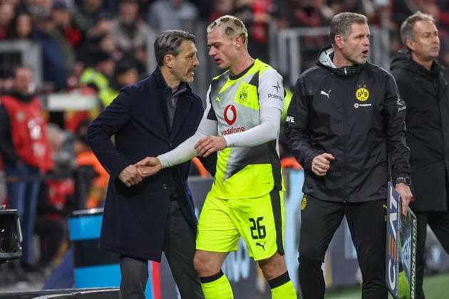 1 Bundesliga Bayer 04 Leverkusen Borussia Dortmund on 29 11 2025 at BayArena in Leverkusen Coach Niko Kovac Dortmund and Julian Ryerson Dortmund 26 with Shakehands MH